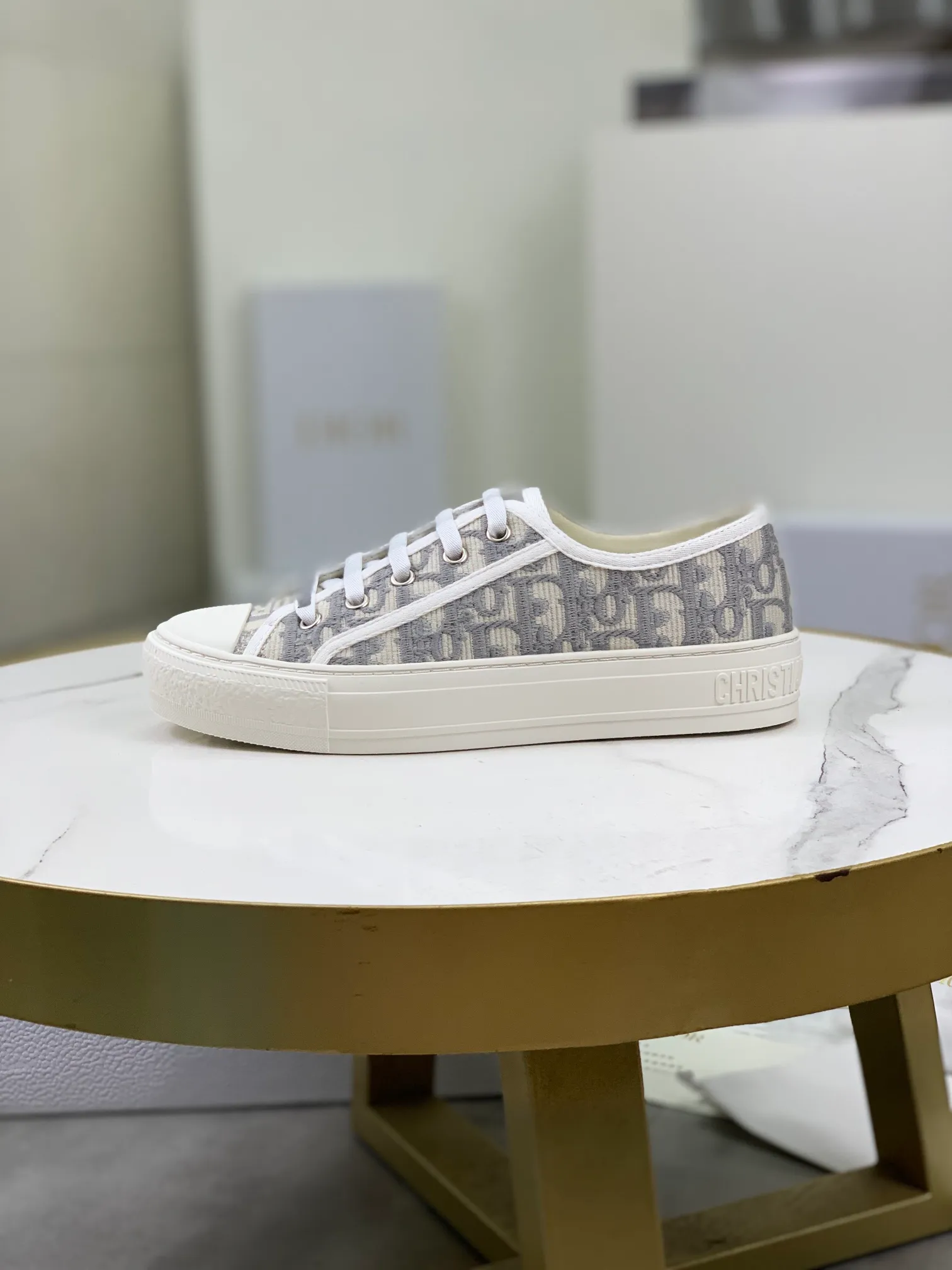 👟👟Ex-factory price 480👟👟 Dior2022 spring, summer, autumn and winter latest upgraded version of casual lace-up classic embroidered sneakers, the same style of flat-bottomed round-toe women's shoes for all seasons. It took more than two months to finally reproduce it perfectly. We made every detail exactly the same as the original. We decisively keep our own style when shipping. How can beauties who like sports not keep it for themselves? Multiple craftsmanship, original Italian imported original embroidered woven fabrics, original customized T👟👟 ex-factory price U outsole. On the surface it seems simple and has no technical content, but in fact it is quite a test of the technical operation of the master Luo Di. The market's top quality is welcome to compare, any details are unconditional 👟👟Ex-factory price K. There are pictures and the truth. Today's Internet celebrities and foreign stars are buying it one after another! Fully responsible for dressing in spring, summer, autumn and winter. All aspects of the original disassembly and materials are exclusively molded and customized, 🎗shoelace molding, hardware molding, outsole molding, even the feet are molded, the original order is made to order, and the original bronze hardware is compared to the original, not a common imitation in the market. It will be full of surprises the moment you get it! The perfect genuine version, you can go in and out of the counter at will. Fabric: Original imported embroidered woven fabric from Italy. Lining: Imported original water-dyed cowhide. Feet: Imported original water-dyed cowhide. Outsole: Original molded T👟👟Ex-factory price U bottom. Size: 35-39 (34.40.41.42 customized, non-refundable)